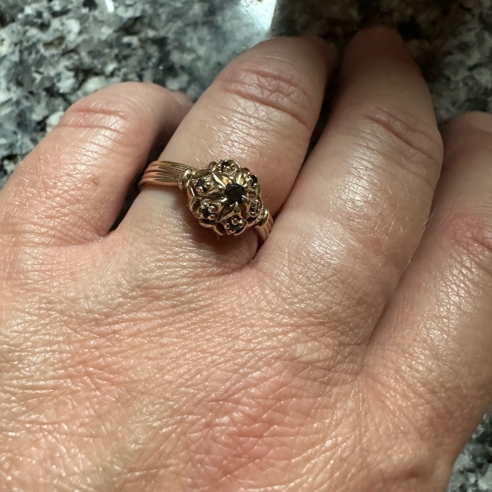 14 kt gold black diamonds size 9 great shape